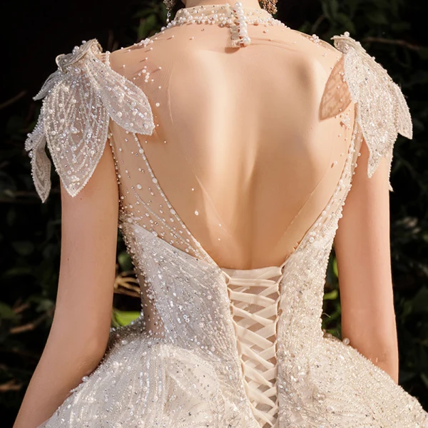 Luxus / Herrlich Champagner Durchsichtige Hochzeits Brautkleider / Hochzeitskleider 2020 Ballkleid Stehkragen Ärmellos Rückenfreies Handgefertigt Pailletten Perlenstickerei Perle Glanz Tülle Königliche Schleppe Rüschen
