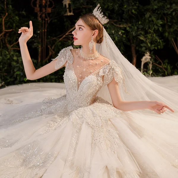 Luxus / Herrlich Champagner Durchsichtige Hochzeits Brautkleider / Hochzeitskleider 2020 Ballkleid Stehkragen Ärmellos Rückenfreies Handgefertigt Pailletten Perlenstickerei Perle Glanz Tülle Königliche Schleppe Rüschen