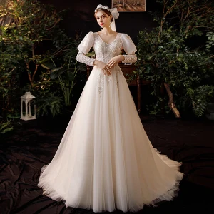 Champagne Jardin Extérieur Légère Robe De Mariée 2020 Princesse V Cou Gonflée Manches Longues Dos Nu Paillettes Perlage Train De Balayage Volants