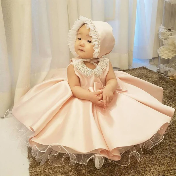 Mode Pink Satin Geburtstag Blumenmädchenkleider 2020 Ballkleid Rundhalsausschnitt Ärmellos Perlenstickerei Perle Schleife Kurze Rüschen Kleider Für Hochzeit