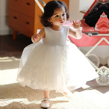 Meilleur Blanche Organza Anniversaire Robe Ceremonie Fille Avec Châle 2020 Robe Boule Encolure Dégagée Sans Manches Noeud Thé Longueur Volants Robe Pour Mariage
