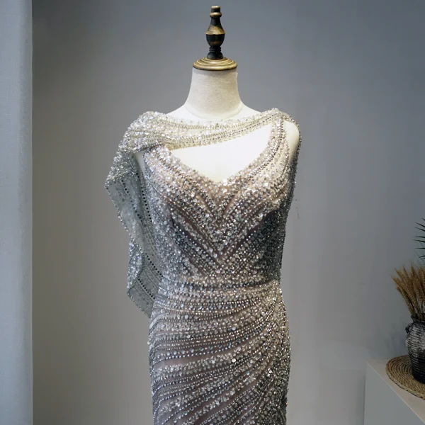 High End Grau Roter Teppich Abendkleider Mit Schal 2020 Meerjungfrau V-Ausschnitt Ärmellos Perlenstickerei Strass Sweep / Pinsel Zug Rückenfreies Festliche Kleider