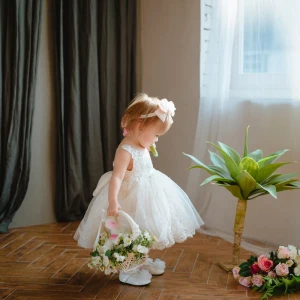 Hermoso Blanco Vestidos Para Niñas 2020 Ball Gown Scoop Escote Sin Mangas Apliques Con Encaje Bowknot Cortos Ruffle Vestidos Para Bodas