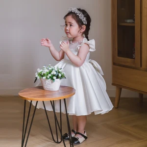 Hermoso Blanco Satén Vestidos Para Niñas 2020 Ball Gown Scoop Escote Manga Corta Bowknot Rebordear Cortos Vestidos Para Bodas