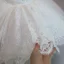 Schöne Ivory / Creme Blumenmädchenkleider 2020 Ballkleid Rundhalsausschnitt Ärmellos Applikationen Blumen Perlenstickerei Schleife Kurze Rüschen Kleider Für Hochzeit