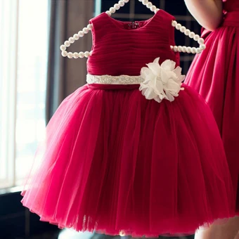 Chic Belle Rouge Anniversaire Robe Ceremonie Fille 2020 Robe Boule Encolure Dégagée Sans Manches Fleur Ceinture Courte Volants Robe Pour Mariage