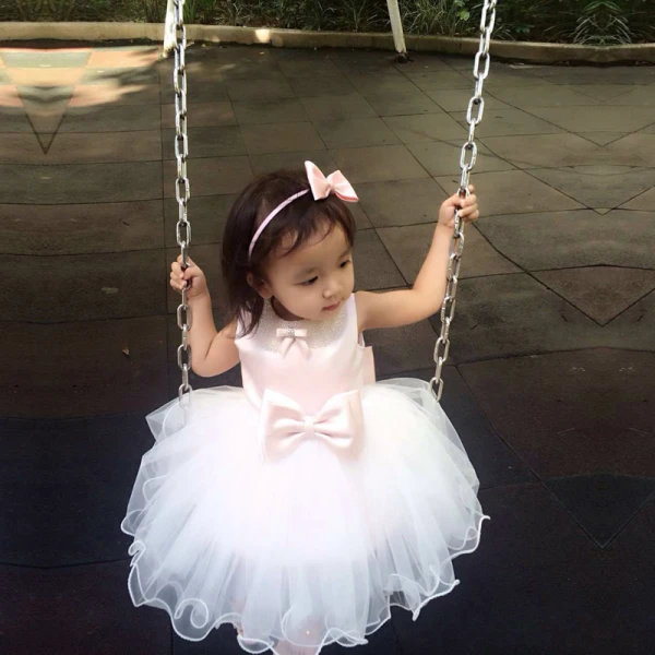 Lovely Blushing Pink Birthday Flower Girl Dresses 2020 Ball Gown Scoop Neck Sleeveless Bow Short Wedding Party Dresses