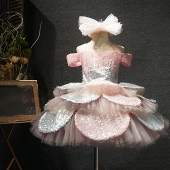 Charmant Rougissant Rose Anniversaire Robe Ceremonie Fille 2020 Princesse Transparentes Encolure Dégagée Manches Courtes Paillettes Courte Volants En Cascade Dos Nu Robe Pour Mariage