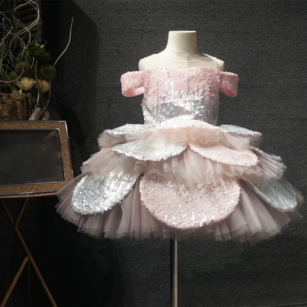 Charmant Rosa Geburtstag Blumenmädchenkleider 2020 Prinzessin Durchsichtige Rundhalsausschnitt Kurze Ärmel Pailletten Kurze Fallende Rüsche Rückenfreies Kleider Für Hochzeit