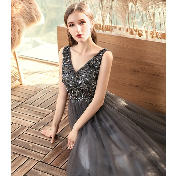 Abordable Gris Robe De Soirée 2020 Princesse V-Cou Sans Manches Paillettes Perlage Longue Volants Dos Nu Robe De Ceremonie