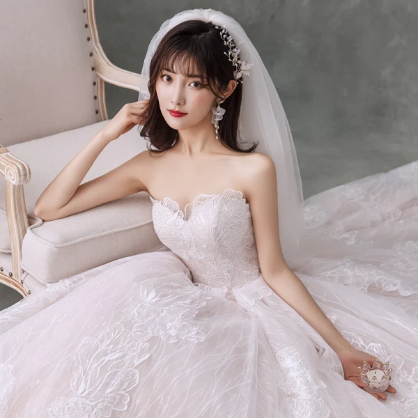 Beste Champagne Brudekjoler 2020 Ballkjole Kjæreste Uten Ermer Ryggløse Blomst Appliques Blonder Cathedral Train Buste