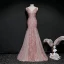 High End Pearl Rosa Abendkleider 2020 Meerjungfrau Tiefer V-Ausschnitt Ärmellos Applikationen Spitze Pailletten Perlenstickerei Lange Rüschen Rückenfreies Festliche Kleider