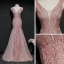 High End Pearl Rosa Abendkleider 2020 Meerjungfrau Tiefer V-Ausschnitt Ärmellos Applikationen Spitze Pailletten Perlenstickerei Lange Rüschen Rückenfreies Festliche Kleider