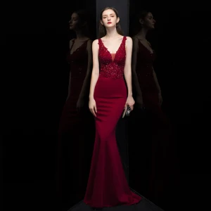Sexy Bordeaux Robe De Soirée 2020 Trompette Sirène Col V Profond Sans Manches Percé Appliques En Dentelle Perlage Train De Balayage Volants Dos Nu Robe De Ceremonie