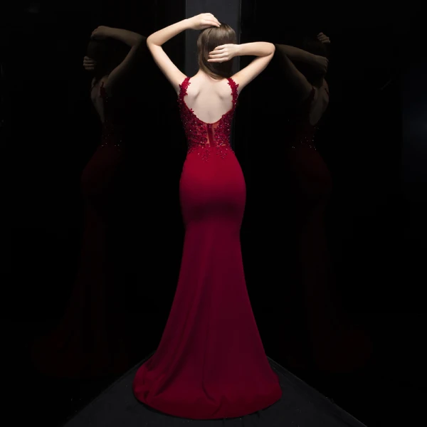 Sexy Bordeaux Robe De Soirée 2020 Trompette / Sirène Col v profond Sans Manches Percé Appliques En Dentelle Perlage Train De Balayage Volants Dos Nu Robe De Ceremonie
