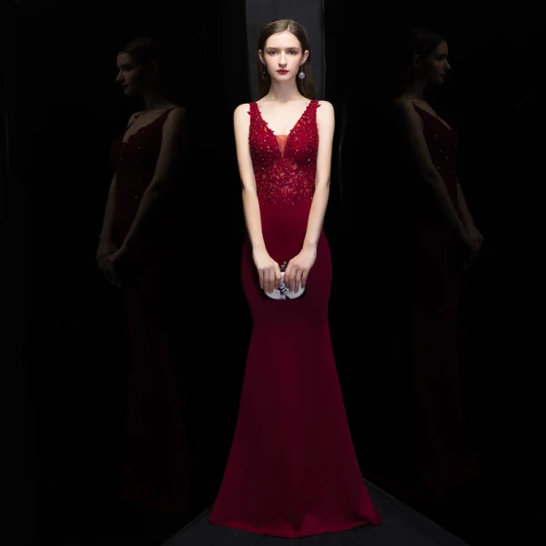 Sexy Bordeaux Robe De Soirée 2020 Trompette / Sirène Col v profond Sans Manches Percé Appliques En Dentelle Perlage Train De Balayage Volants Dos Nu Robe De Ceremonie