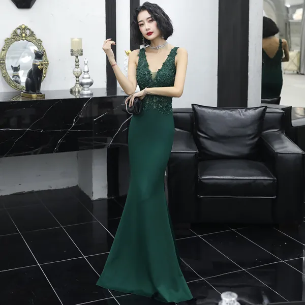 Sexy Bordeaux Robe De Soirée 2020 Trompette / Sirène Col v profond Sans Manches Percé Appliques En Dentelle Perlage Train De Balayage Volants Dos Nu Robe De Ceremonie