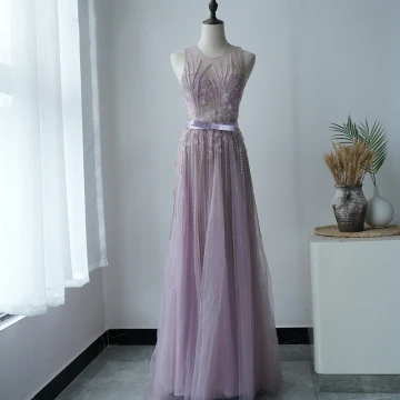 Illusion Lavendel Genomskinliga Aftonklänningar 2020 Prinsessa Urringning Ärmlös Appliqués Blomma Beading Rosett Skärp Svep Tåg Ruffle Formella Klänningar