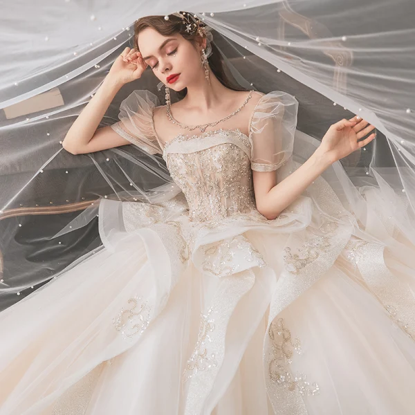 Luxe Champagne La Mariée Robe De Mariée 2020 Robe Boule Transparentes Encolure Dégagée Gonflée Manches Courtes Dos Nu Perlage Paillettes Glitter Tulle Royal Train Volants