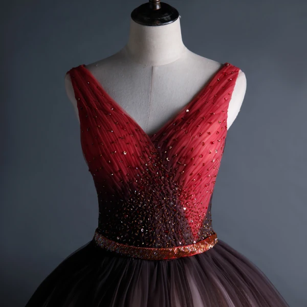 Beste Rot Tanzen Ballkleider 2020 Ballkleid V-Ausschnitt Ärmellos Stoffgürtel Pailletten Perlenstickerei Lange Rüschen Rückenfreies Festliche Kleider