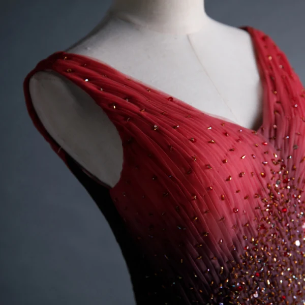 Beste Rot Tanzen Ballkleider 2020 Ballkleid V-Ausschnitt Ärmellos Stoffgürtel Pailletten Perlenstickerei Lange Rüschen Rückenfreies Festliche Kleider