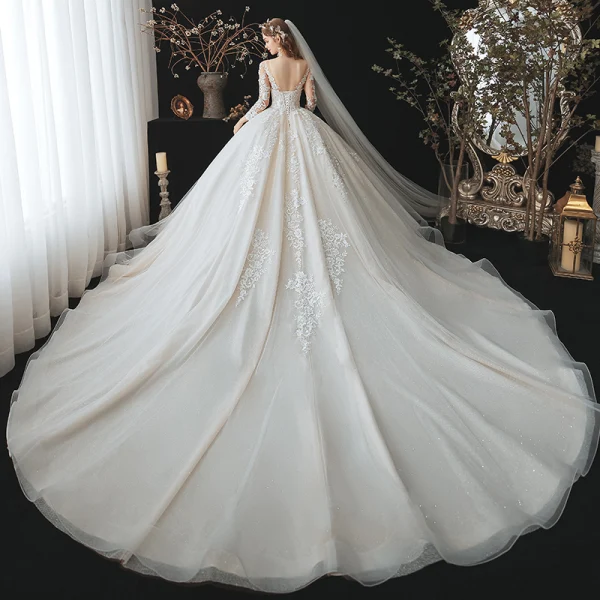 Charmant Champagne La Mariée Robe De Mariée 2020 Robe Boule Transparentes Encolure Dégagée 3/4 Manches Dos Nu Appliques En Dentelle Perlage Glitter Tulle Cathedral Train Volants