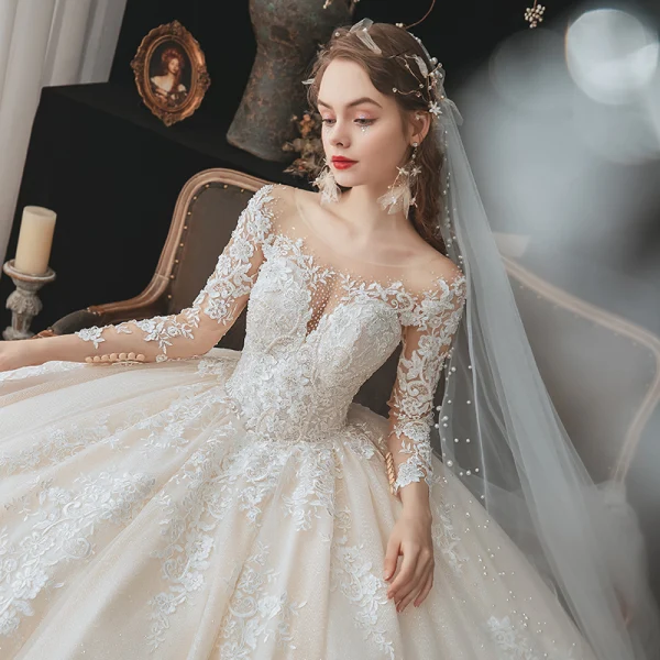 Charmant Champagne La Mariée Robe De Mariée 2020 Robe Boule Transparentes Encolure Dégagée 3/4 Manches Dos Nu Appliques En Dentelle Perlage Glitter Tulle Cathedral Train Volants