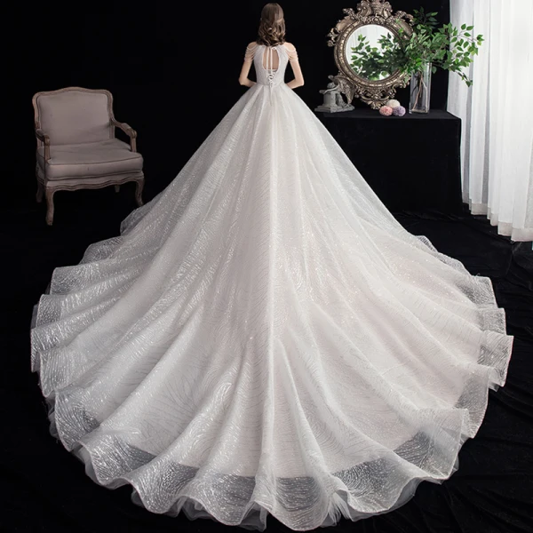 Abordable Ivoire La Mariée Robe De Mariée 2020 Robe Boule Encolure Dégagée Sans Manches Dos Nu Perlage Paillettes Cathedral Train Volants