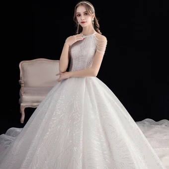 Abordable Ivoire La Mariée Robe De Mariée 2020 Robe Boule Encolure Dégagée Sans Manches Dos Nu Perlage Paillettes Cathedral Train Volants
