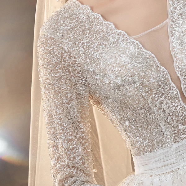 Romantique Ivoire La Mariée Robe De Mariée 2020 Robe Boule Transparentes Col v profond 3/4 Manches Dos Nu Perlage Glitter Tulle Cathedral Train Volants