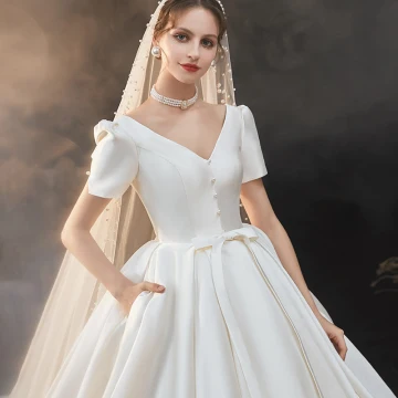 Vintage Originale Ivoire Satin La Mariée Robe De Mariée 2020 Robe Boule V Cou Gonflée Manches Courtes Dos Nu Perlage Perle Noeud Cathedral Train Volants
