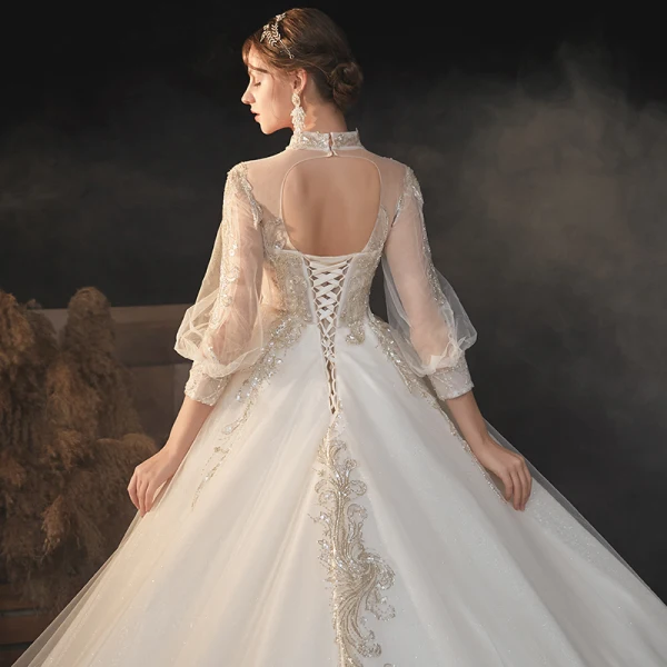 Viktorianischer Stil Champagner Durchsichtige Hochzeits Brautkleider / Hochzeitskleider 2020 Ballkleid Stehkragen Geschwollenes 3/4 Ärmel Rückenfreies Applikationen Spitze Perlenstickerei Pailletten Glanz Tülle Kathedrale Schleppe Rüschen
