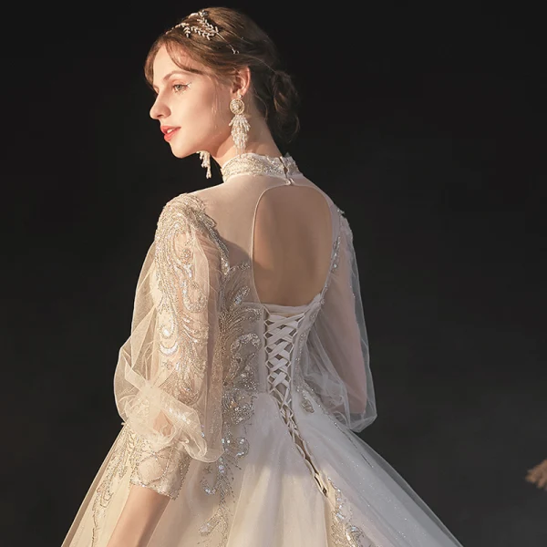 Viktorianischer Stil Champagner Durchsichtige Hochzeits Brautkleider / Hochzeitskleider 2020 Ballkleid Stehkragen Geschwollenes 3/4 Ärmel Rückenfreies Applikationen Spitze Perlenstickerei Pailletten Glanz Tülle Kathedrale Schleppe Rüschen