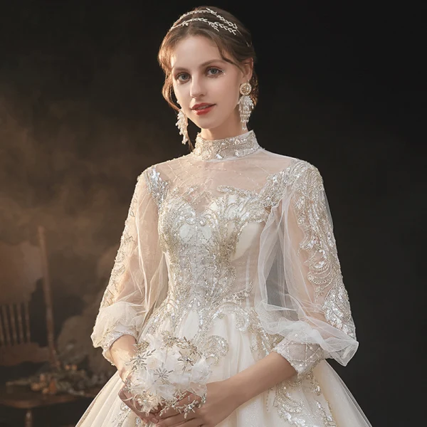 Viktorianischer Stil Champagner Durchsichtige Hochzeits Brautkleider / Hochzeitskleider 2020 Ballkleid Stehkragen Geschwollenes 3/4 Ärmel Rückenfreies Applikationen Spitze Perlenstickerei Pailletten Glanz Tülle Kathedrale Schleppe Rüschen