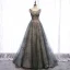 Elegante Grau Durchsichtige Ballkleider 2020 A Linie Rundhalsausschnitt Ärmellos Pailletten Perlenstickerei Sweep / Pinsel Zug Rüschen Rückenfreies Festliche Kleider