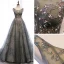 Elegante Grau Durchsichtige Ballkleider 2020 A Linie Rundhalsausschnitt Ärmellos Pailletten Perlenstickerei Sweep / Pinsel Zug Rüschen Rückenfreies Festliche Kleider