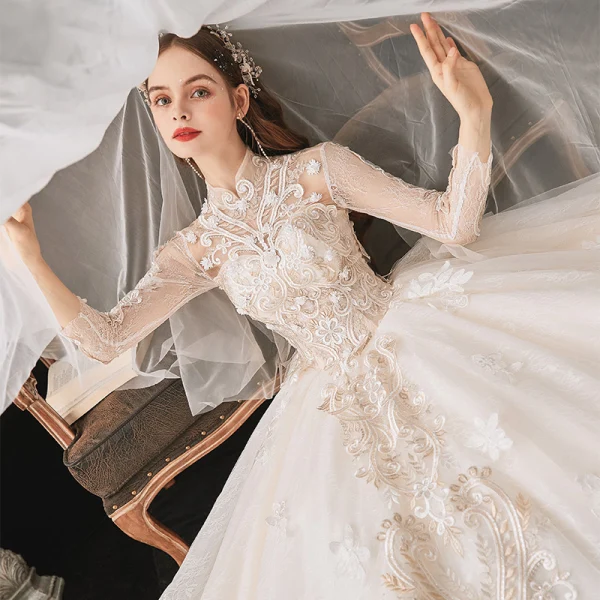 Style Chinois Champagne La Mariée Robe De Mariée 2020 Robe Boule Transparentes Col Haut 3/4 Manches Dos Nu Appliques En Dentelle Perlage Cathedral Train Volants