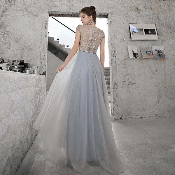 Haut de Gamme Bleu Ciel Robe De Bal 2020 Princesse Transparentes Encolure Dégagée Sans Manches Perlage Faux Diamant Glitter Tulle Train De Balayage Volants Dos Nu