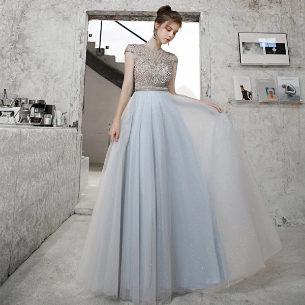Haut de Gamme Bleu Ciel Robe De Bal 2020 Princesse Transparentes Encolure Dégagée Sans Manches Perlage Faux Diamant Glitter Tulle Train De Balayage Volants Dos Nu