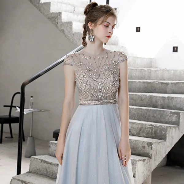 Haut de Gamme Bleu Ciel Robe De Bal 2020 Princesse Transparentes Encolure Dégagée Sans Manches Perlage Faux Diamant Glitter Tulle Train De Balayage Volants Dos Nu