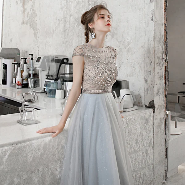 Haut de Gamme Bleu Ciel Robe De Bal 2020 Princesse Transparentes Encolure Dégagée Sans Manches Perlage Faux Diamant Glitter Tulle Train De Balayage Volants Dos Nu