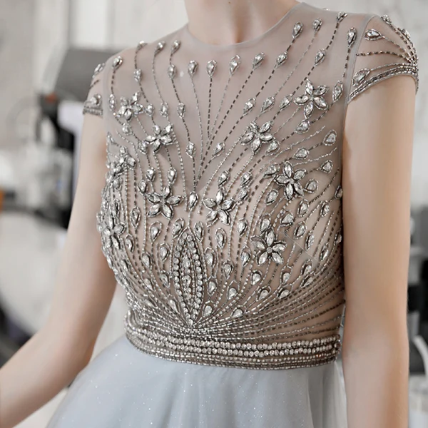 Haut de Gamme Bleu Ciel Robe De Bal 2020 Princesse Transparentes Encolure Dégagée Sans Manches Perlage Faux Diamant Glitter Tulle Train De Balayage Volants Dos Nu