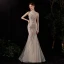 Haut de Gamme Champagne Transparentes Tapis rouge Robe De Soirée 2020 Trompette / Sirène Encolure Dégagée Manches Courtes Plumes Perlage Paillettes Longue Volants Robe De Ceremonie