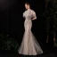 Haut de Gamme Champagne Transparentes Tapis rouge Robe De Soirée 2020 Trompette / Sirène Encolure Dégagée Manches Courtes Plumes Perlage Paillettes Longue Volants Robe De Ceremonie