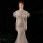 Haut de Gamme Champagne Transparentes Tapis rouge Robe De Soirée 2020 Trompette / Sirène Encolure Dégagée Manches Courtes Plumes Perlage Paillettes Longue Volants Robe De Ceremonie
