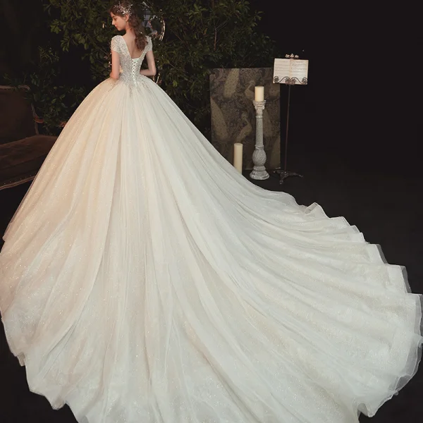 Romantique Champagne La Mariée Robe De Mariée 2020 Robe Boule Transparentes Col v profond Manches Courtes Dos Nu Appliques En Dentelle Perlage Glitter Tulle Cathedral Train Volants
