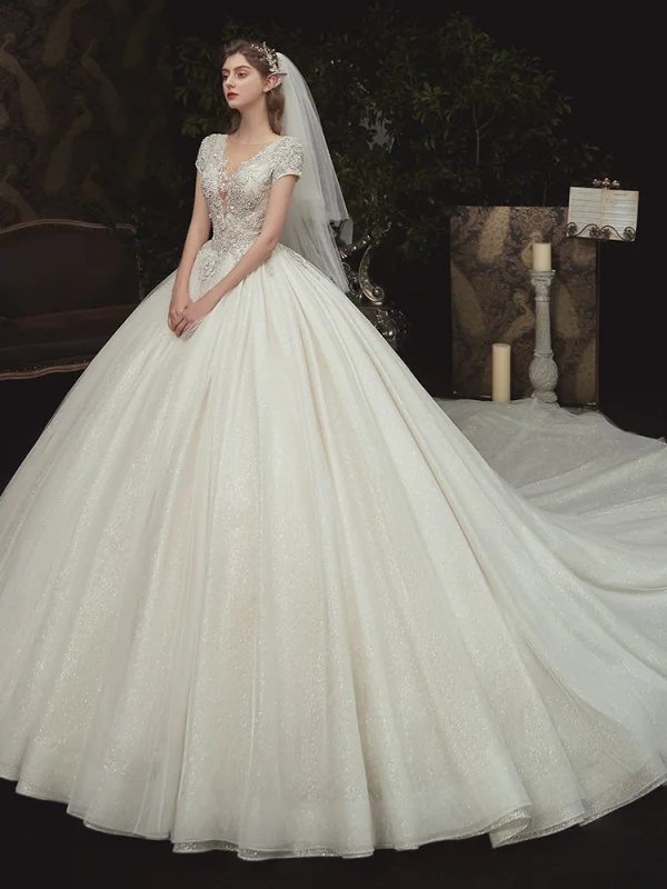 Romantique Champagne La Mariée Robe De Mariée 2020 Robe Boule Transparentes Col v profond Manches Courtes Dos Nu Appliques En Dentelle Perlage Glitter Tulle Cathedral Train Volants