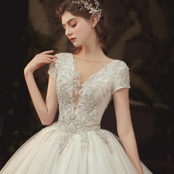 Romantique Champagne La Mariée Robe De Mariée 2020 Robe Boule Transparentes Col v profond Manches Courtes Dos Nu Appliques En Dentelle Perlage Glitter Tulle Cathedral Train Volants