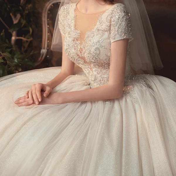 Romantique Champagne La Mariée Robe De Mariée 2020 Robe Boule Transparentes Col v profond Manches Courtes Dos Nu Appliques En Dentelle Perlage Glitter Tulle Cathedral Train Volants