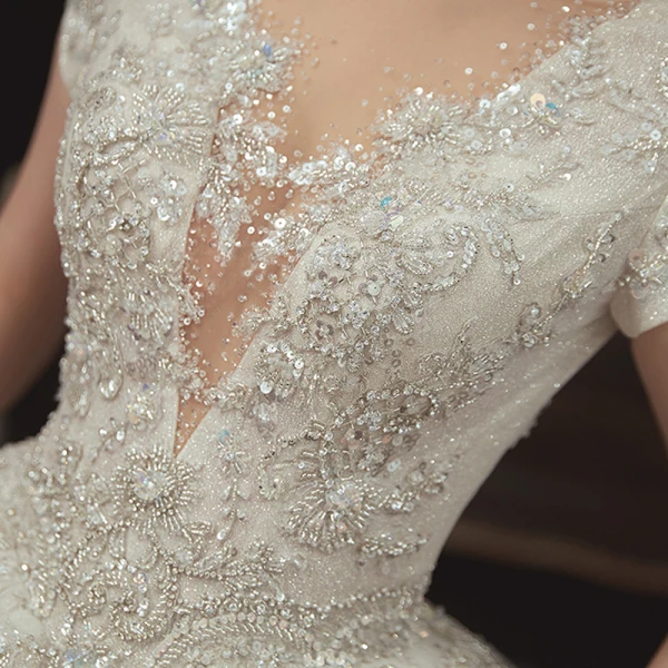 Romantique Champagne La Mariée Robe De Mariée 2020 Robe Boule Transparentes Col v profond Manches Courtes Dos Nu Appliques En Dentelle Perlage Glitter Tulle Cathedral Train Volants